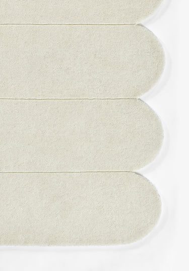 Ivory area rug 2'6" X 8 - close-up of pattern and texture