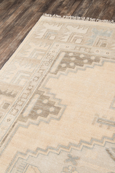 Beige Wool area rug 2'6" X 8 - close-up of pattern and texture