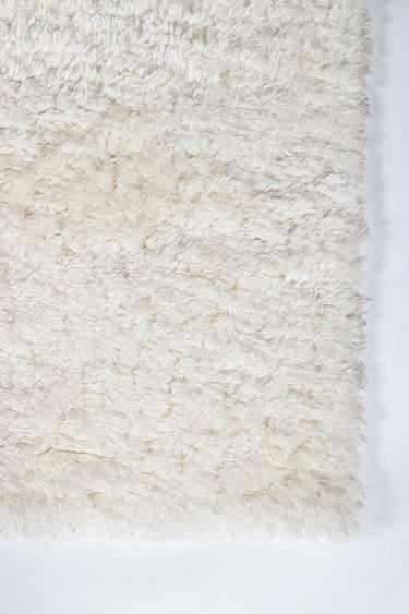 White Shag area rug 5'3" X 7 - close-up of pattern and texture