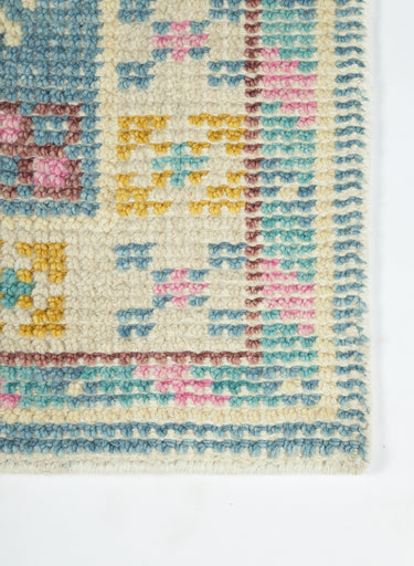 Multi Medallion area rug 5' X 8' - close-up of pattern and texture