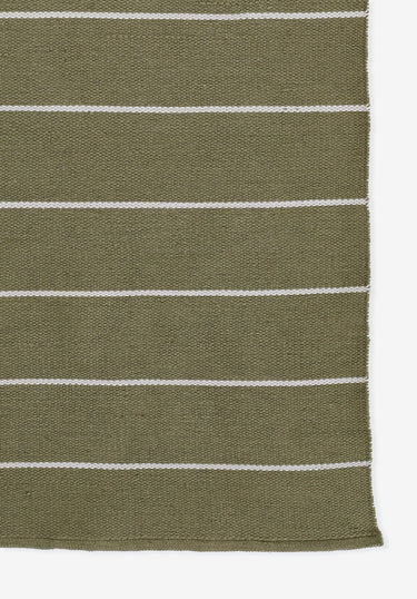Green Polyester area rug 7'6" X 9 - close-up of pattern and texture